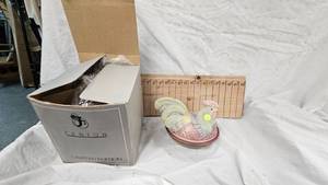 lot 61 image: Unique Fenton Chicken Nest Roosting Dish, Wbox, Beautiful Piece