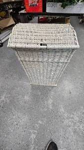 lot 65 image: Wicker HamperBasketStorage