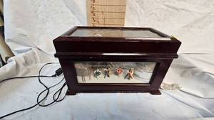 lot 72 image: Music Box with Metal Musical Interchangeable Discs, Tested and Works