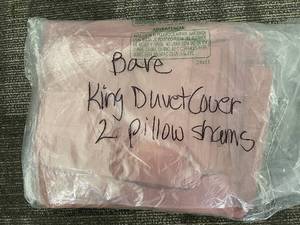 lot 128 image: Beige King Duvet Cover & 2 Pillow Shams