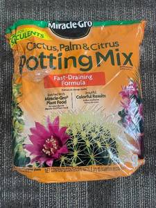 lot 334 image: Miracle-Gro Potting Mix - Cactus, Palm & Citrus - 8 Quarts