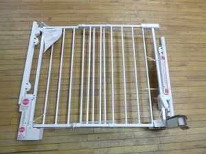 lot 13 image: Safety 1st Gate