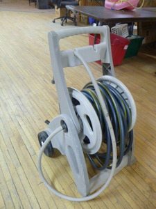 lot 32 image: Suncast Hose Reel with Hose