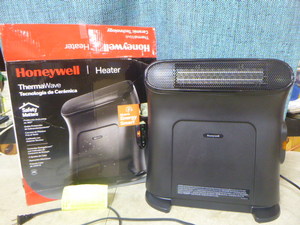 lot 46 image: Honeywell ThermaWave Ceramic Heater