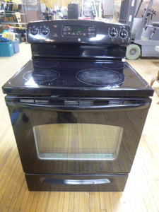 lot 7 image: GE Electric Ceramic Top Stove