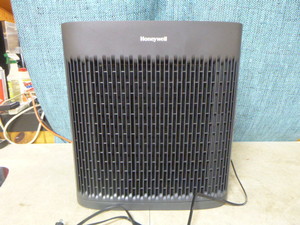 lot 66 image: Honeywell HEPA Air Purifier