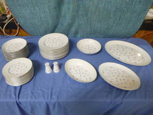 lot 67 image: Set of Nagoya Shokai Parisienne China