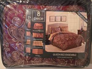 lot 150K image: LL-BR - Fairfield Square Tristan 8-Piece Queen Bed Ensemble - Reversible Bedding Set