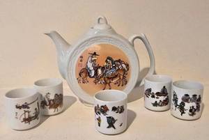 lot 157K image: LL-BR - Chinese Porcelain Teapot Set with 5 Hand-Painted Cups - 6 in Tall, 7.5 in Diameter