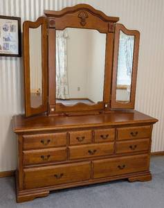 lot 42 image: UL - Vintage Mirrored Dresser with Triple Mirror