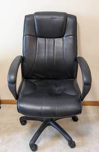 lot 44 image: UL - Leather Rolling Office Chair with Armrests - Black, Adjustable Height