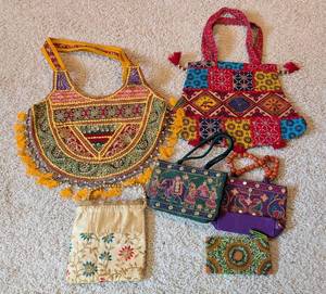 lot 364 image: LL - Embroidered and beaded purses and wallet -