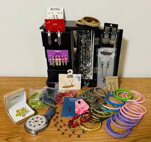 lot 121C image: B1 - Wood Jewelry Box with Glass Front