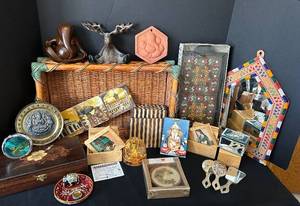 lot 286C image: B2 - Madrid Travel Souvenir Lot - Gemstone Paintings, Indian Boxes & Decorative Trinkets