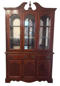 lot 17R image: DR - Vintage Elegant Display Cabinet