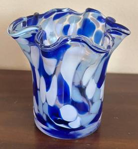 lot 28R image: K - Blue & White Swirl Glass Vase with Ruffled Rim