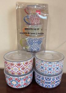 lot 32R image: K - Signature Stoneware Bowls with Lids with Measuring Cup Set