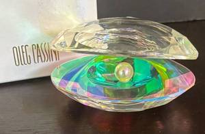 lot 109R image: K - Oleg Cassini Crystal Oyster with Pearl Figurine