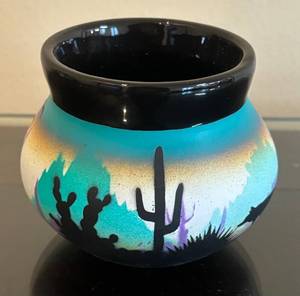 lot 113R image: K - Benally Dine Petite Desert Scene Pottery Vase
