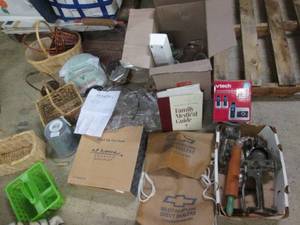 lot 16 image: Vintage grinder, baskets, new chip ...