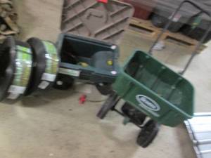 lot 17 image: Lawn and garden care lot...