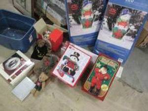 lot 20 image: Christmas decor...