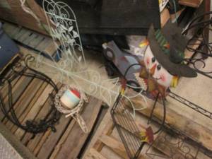 lot 24 image: Lot of metal yard decor...