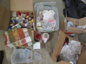 lot 27 image: Large lot of Christmas and home dec...