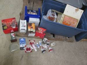 lot 28 image: Large covered tote filled with home...