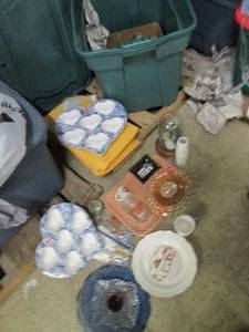 lot 35 image: Decorative glassware, padded envelo...