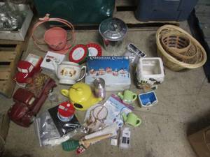 lot 45 image: Lot of home decor in a covered tote...