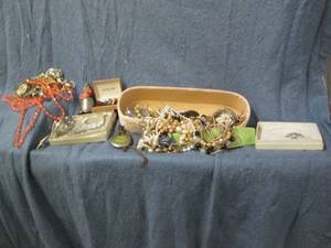 lot 55 image: Lot of vintage costume jewelry and ...