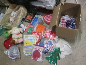 lot 56 image: Lot of home decor and more...