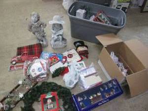 lot 60 image: Large lot of Christmas decor and su...