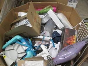 lot 76 image: Pallet of assorted new home goods, ...