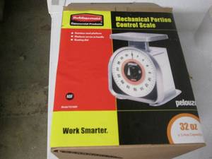 lot 120 image: New Rubbermaid 32 oz scale...