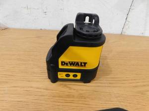 lot 79 image: DEWALT 100 ft. Green Self-Leveling Cross Line Laser Level with (3) AA Batteries & Case