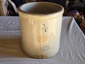 lot 6 image: Red Wing Union Stoneware 4 Gallon Crock - Has Cracks