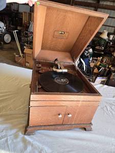 lot 8 image: Victor Talking Machine Co. VV-IXA Phonograph - Spins, Lid is Loose on One Hinge, Needle Slides Across Record too Fast to Play