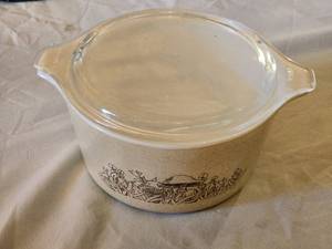 lot 14 image: Pyrex 470-B Casserole Dish with Lid