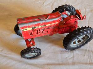 lot 49 image: Tru-Scale 891 Toy Tractor  - broken steering wheel