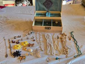 lot 62 image: Vintage Jewelry Box with Assorted Costume Jewelry