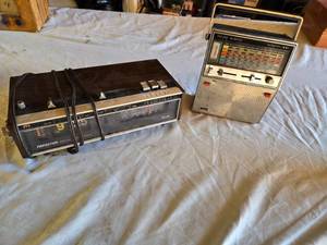 lot 140 image: Soundesign Digital Clock Radio and Montgomery Ward Airline Radio
