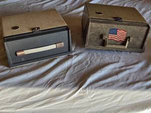 lot 175 image: Wards 640 and Crestline Deluxe Slide Projectors - Untested