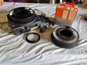 lot 183 image: Kodak Carousel 800 Slide Projector with Trays and Slide Magazines