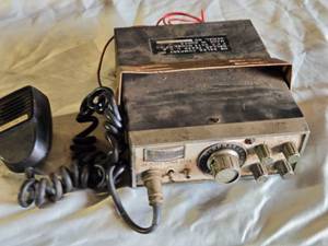 lot 187 image: Audiocom 23 CB Radio with Microphone