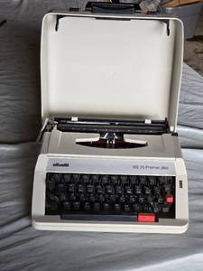 lot 213 image: Olivetti MS 25 Premier Plus Typewriter in Case