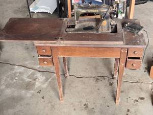 lot 228 image: Singer Sewing Machine with Table and Accessories