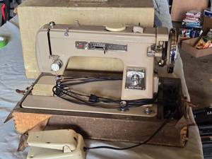 lot 231 image: Wards Signature UHT J276 Sewing Machine