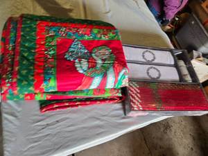 lot 256 image: Holiday Quilt and Bathroom Set